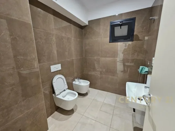 Tirane, jepet me qera zyre Kati 2, 115 m² 1.500 € (Kompleksi Dinamo)