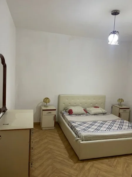 Tirane, jepet me qera apartament 2+1 Kati 2, 90 m² 450 € (laprake)