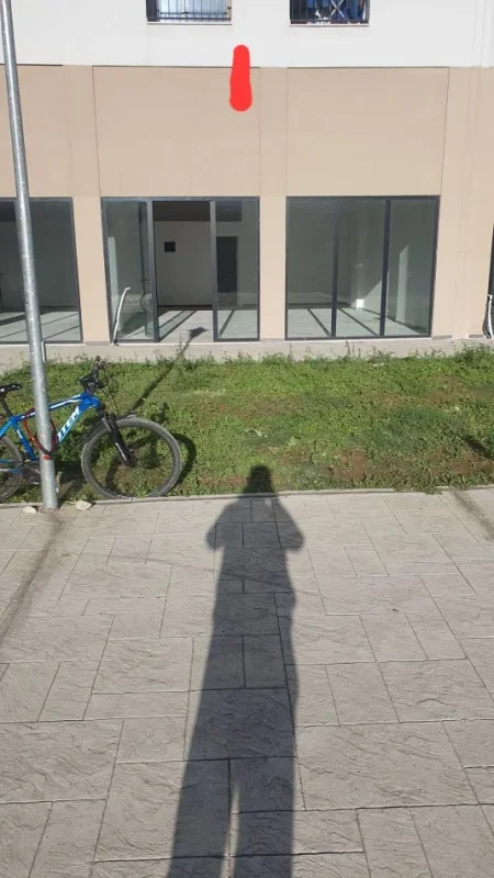 Tirane, jap me qera dyqan Kati 0, 70 m² 750 € (Ish Kombinati Tekstil ( Blloku I ri I Banimit ))