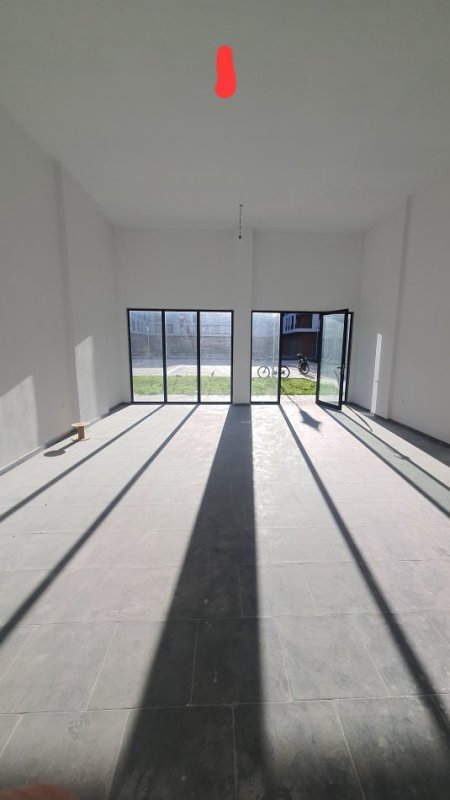 Tirane, jap me qera dyqan Kati 0, 70 m² 750 € (Ish Kombinati Tekstil ( Blloku I ri I Banimit ))