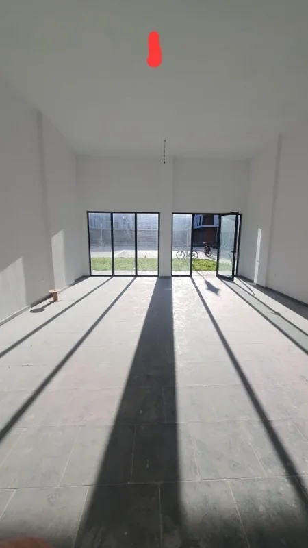 Tirane, jap me qera dyqan Kati 0, 70 m² 750 € (Ish Kombinati Tekstil ( Blloku I ri I Banimit ))