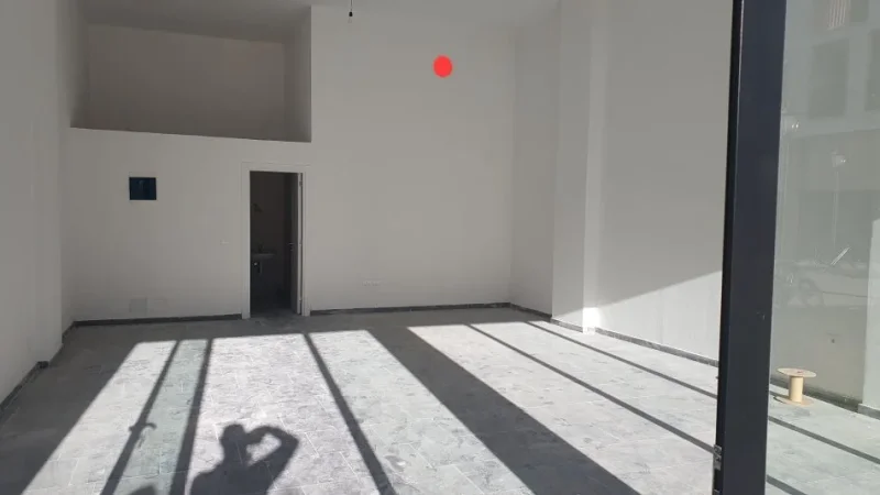 Tirane, jap me qera dyqan Kati 0, 70 m² 750 € (Ish Kombinati Tekstil ( Blloku I ri I Banimit ))