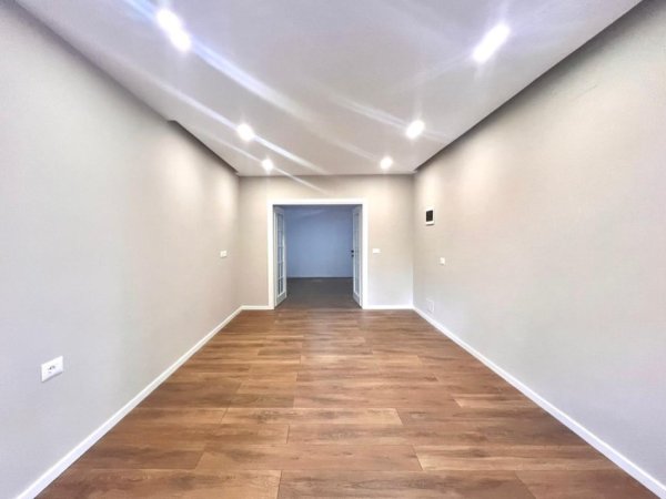 Me Qera: Zyre 2 Ambiente Pune (📍Rruga Elbasanit - PIREU ) ||  (45m2) - Mundesi Parkimi ne Zone (kati 1) 65,000 Leke/Muaj