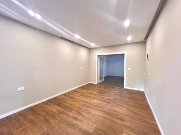 Me Qera: Zyre 2 Ambiente Pune (📍Rruga Elbasanit - PIREU ) ||  (45m2) - Mundesi Parkimi ne Zone (kati 1) 65,000 Leke/Muaj