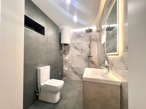 Me Qera: Zyre 2 Ambiente Pune (📍Rruga Elbasanit - PIREU ) ||  (45m2) - Mundesi Parkimi ne Zone (kati 1) 65,000 Leke/Muaj