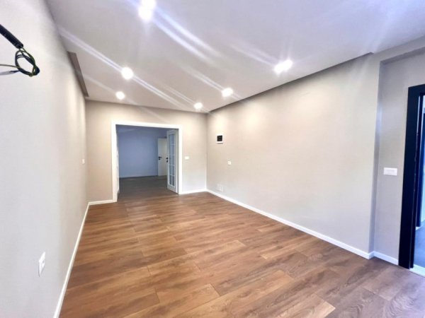 Me Qera: Zyre 2 Ambiente Pune (📍Rruga Elbasanit - PIREU ) ||  (45m2) - Mundesi Parkimi ne Zone (kati 1) 65,000 Leke/Muaj