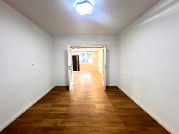 Me Qera: Zyre 2 Ambiente Pune (📍Rruga Elbasanit - PIREU ) ||  (45m2) - Mundesi Parkimi ne Zone (kati 1) 65,000 Leke/Muaj