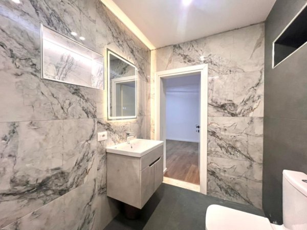 Me Qera: Zyre 2 Ambiente Pune (📍Rruga Elbasanit - PIREU ) ||  (45m2) - Mundesi Parkimi ne Zone (kati 1) 65,000 Leke/Muaj