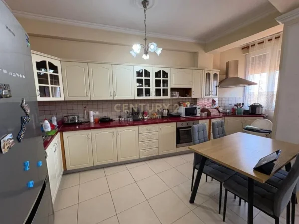 Tirane, jepet me qera apartament 2+1 Kati 3, 110 m² 600 € (Shkolla e Kuqe)