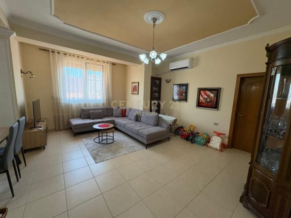 Tirane, jepet me qera apartament 2+1 Kati 3, 110 m² 600 € (Shkolla e Kuqe)