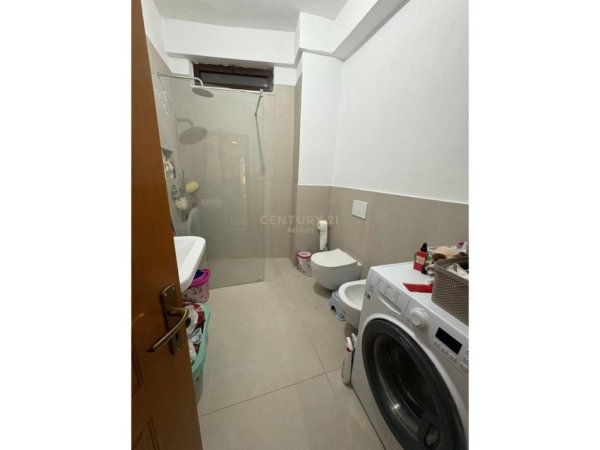 Tirane, jepet me qera apartament 2+1 Kati 3, 110 m² 600 € (Shkolla e Kuqe)