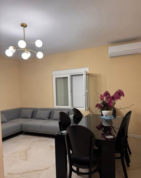 Tirane, jepet me qera apartament 2+1 Kati 1, 145 m² 1.100 € (PALLATI I BRIGADAVE)