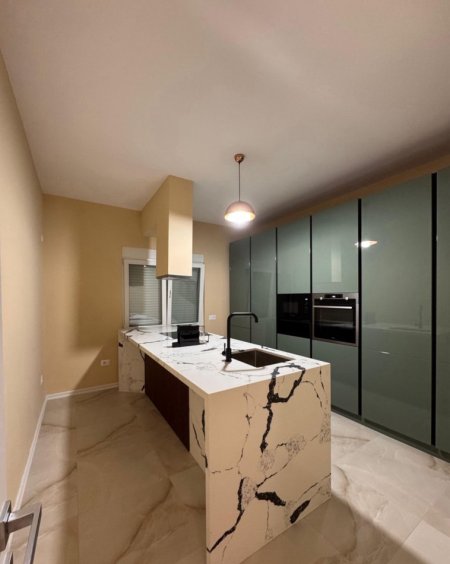 Tirane, jepet me qera apartament 2+1 Kati 1, 145 m² 1.100 € (PALLATI I BRIGADAVE)