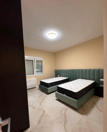 Tirane, jepet me qera apartament 2+1 Kati 1, 145 m² 1.100 € (PALLATI I BRIGADAVE)