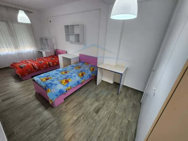 Tirane, jepet me qera apartament duplex 2+1+Ballkon Kati 1, 119 m² 650 € (Kodra e Diellit)