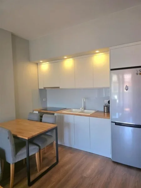 Tirane, jepet me qera apartament 1+1+Ballkon Kati 3, 60 m² 600 € (LIQENI THATE)