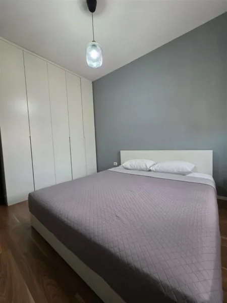 Tirane, jepet me qera apartament 1+1+Ballkon Kati 3, 60 m² 600 € (LIQENI THATE)