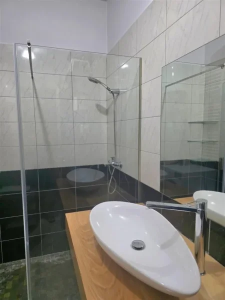 Tirane, jepet me qera apartament 1+1+Ballkon Kati 3, 60 m² 600 € (LIQENI THATE)