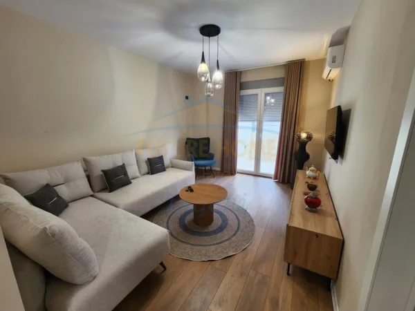 Tirane, jepet me qera apartament 1+1+Ballkon Kati 5, 69 m² 700 € 