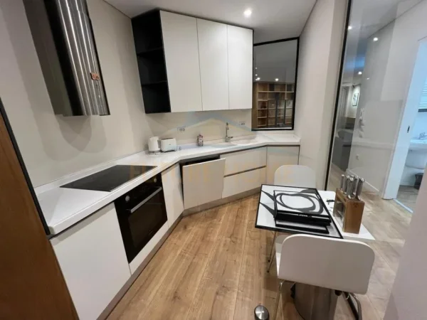 Tirane, jepet me qera apartament 2+1+Ballkon Kati 9, 165 m² 2.000 € 