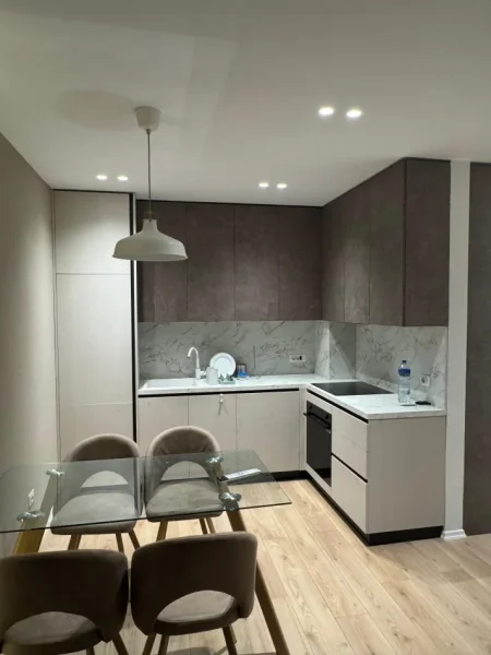 Tirane, jepet me qera apartament 2+1+Ballkon Kati 2, 94 m² 500 € (Univers City 2+1+Post Parkimi Per Qera Totalisht I Investuar)