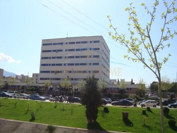 Tirane, shitet dyqan Kati 0, 359 m² 1.435.000 € (Materniteti i Ri, prane bulevardit Bajram Curri)