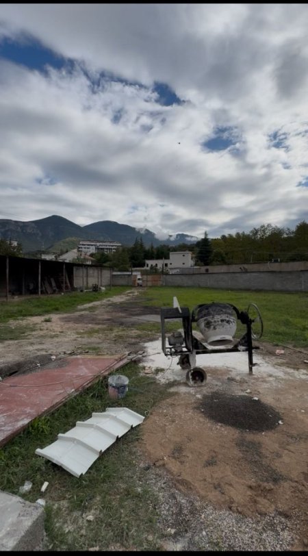 Tirane, jepet me qera Kapanon Tufine, 1.670 m² truall, 365m2 ndertim, 1.500 €