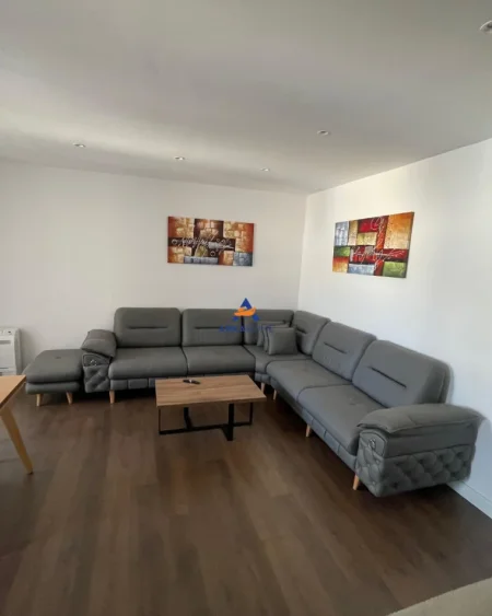 Tirane, jepet me qera apartament 2+1+Ballkon Kati 7, 90 m² 1.000 € (RRUGA MINE PEZA)