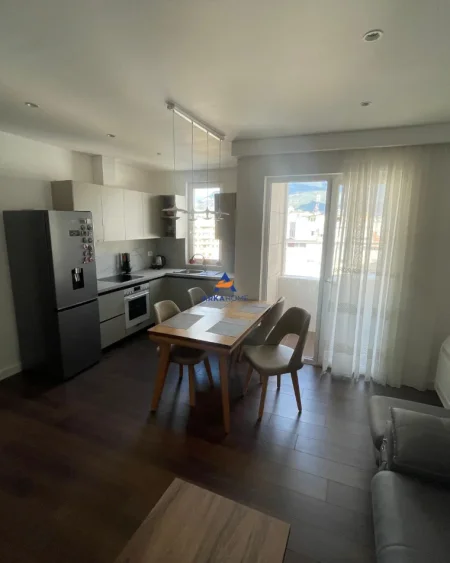 Tirane, jepet me qera apartament 2+1+Ballkon Kati 7, 90 m² 1.000 € (RRUGA MINE PEZA)