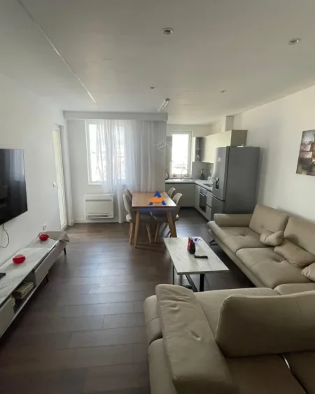 Tirane, jepet me qera apartament 2+1+Ballkon Kati 7, 90 m² 1.000 € (rruga mine peza)