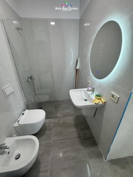 Tirane, jepet me qera apartament 1+1 Kati 1, 65 m² 700 € (Rezidenca Golden Tower)