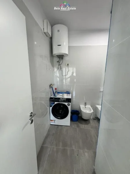 Tirane, jepet me qera apartament 1+1 Kati 1, 65 m² 700 € (Rezidenca Golden Tower)