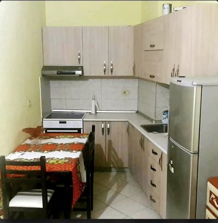 Tirane, Me Qera Apartament i mirembajtur, kompletuar, mobiluar, ideale për çifte, çifte me një femij të vogel, individ, tip 1+1+Ballkon, kati 8, pallat i ri 10 kate, sip. 65m²,qeraja 40'000 leke/muaj, në rrugën "Besim Alla", zonën e Astirit-Kashar, Kombinati-Ushqimor. Tiranë