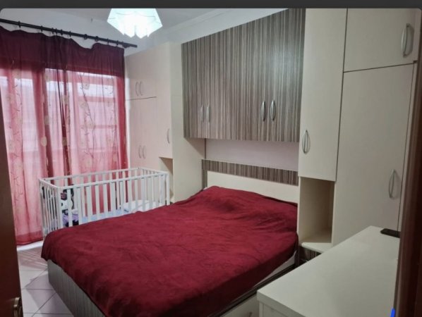 Tirane, Me Qera Apartament i mirembajtur, kompletuar, mobiluar, ideale për çifte, çifte me një femij të vogel, individ, tip 1+1+Ballkon, kati 8, pallat i ri 10 kate, sip. 65m²,qeraja 40'000 leke/muaj, në rrugën "Besim Alla", zonën e Astirit-Kashar, Kombinati-Ushqimor. Tiranë