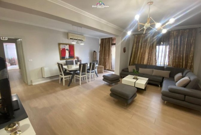 Tirane, jepet me qera apartament 3+1+Ballkon Kati 6, 126 m² 1.100 € (prane Piazza)