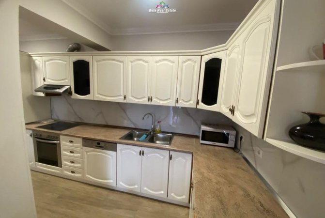 Tirane, jepet me qera apartament 3+1+Ballkon Kati 6, 126 m² 1.100 € (prane Piazza)