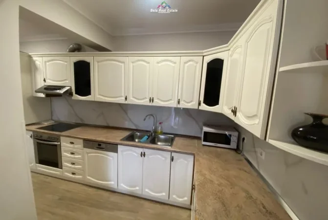 Tirane, jepet me qera apartament 3+1+Ballkon Kati 6, 126 m² 1.100 € (prane Piazza)