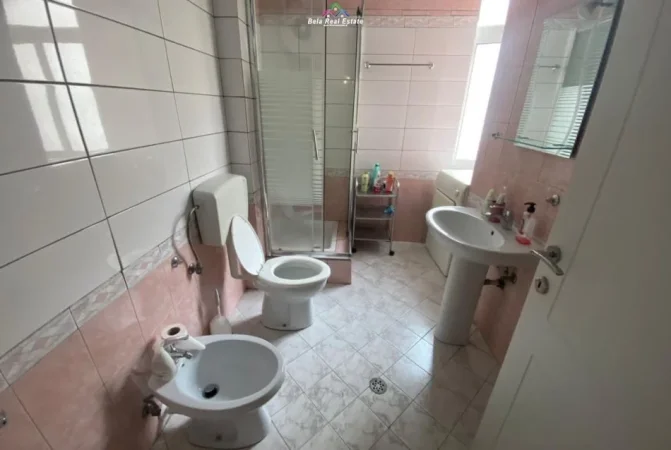 Tirane, jepet me qera apartament 3+1+Ballkon Kati 6, 126 m² 1.100 € (prane Piazza)