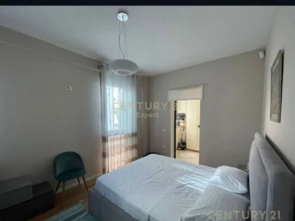 Tirane, jepet me qera apartament 1+1 Kati 2, 77 m² 700 € (PRANE KOPSHTIT BOTANIK)