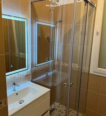 Tirane, jepet me qera apartament 2+1 Kati 2, 105 m² 800 € (prane Market Ana)