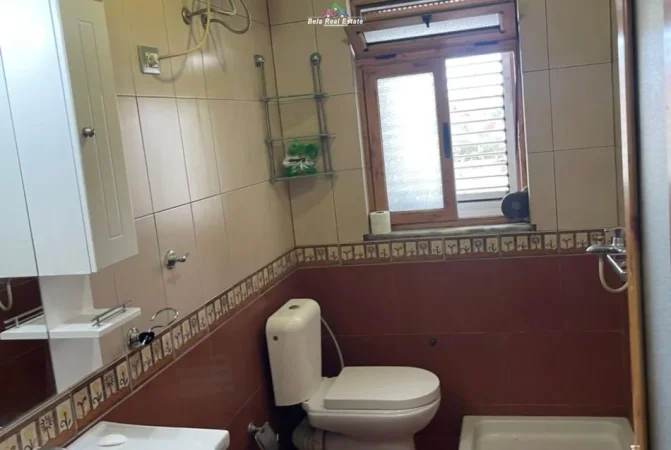 Tirane, jepet me qera Vile 2+1 Kati 2, 90 m² 450 € (prane kompleksit Fiori Di Bosco,)