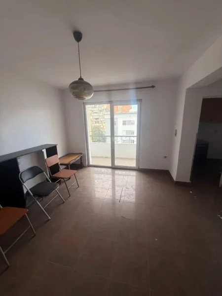 Tirane, jepet me qera apartament 2+1 Kati 5, 100 m² 500 € (Prane Toptanit, Qender)