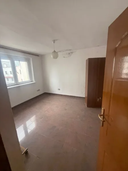 Tirane, jepet me qera apartament 2+1 Kati 5, 100 m² 500 € (Prane Toptanit, Qender)