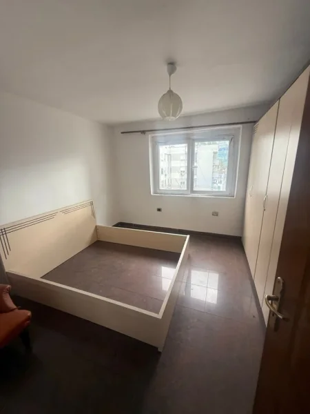 Tirane, jepet me qera apartament 2+1 Kati 5, 100 m² 500 € (Prane Toptanit, Qender)
