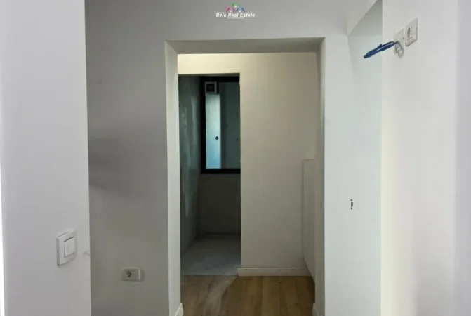 Tirane, jepet me qera zyre Kati 2, 85 m² 1.500 € (prane ish Ambasades Jugosllave)