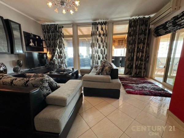 Tirane, jepet me qera apartament 2+1 , 90 m² 800 € (rruga e barrikadave)