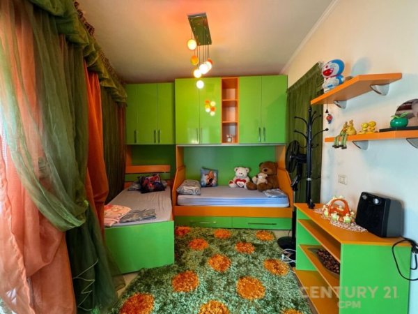 Tirane, jepet me qera apartament 2+1 , 90 m² 800 € (rruga e barrikadave)