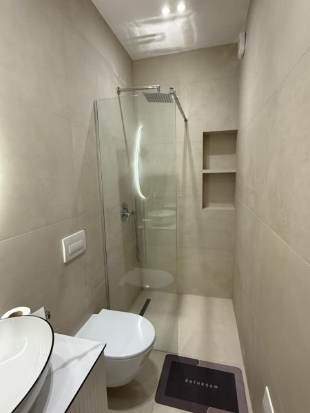 Tirane, jepet me qera apartament 1+1+Ballkon Kati 5, 80 m² 700 € (Don Bosko)