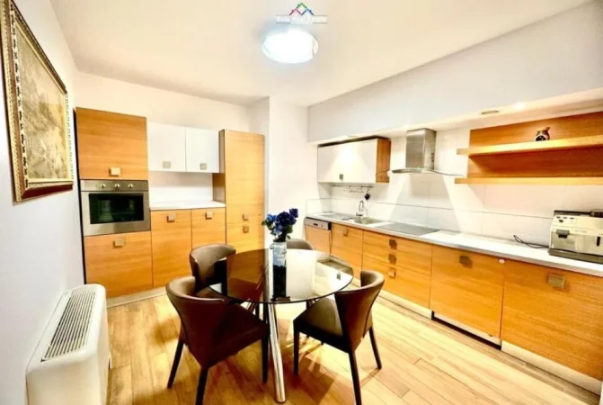 Tirane, jepet me qera apartament 1+1 Kati 10, 950 m² 950 € (prane Supermarket Sparit,)