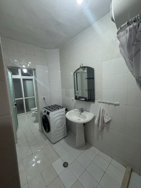 Tirane, jepet me qera apartament 2+1+Ballkon Kati 4, 100 m² 550 € 